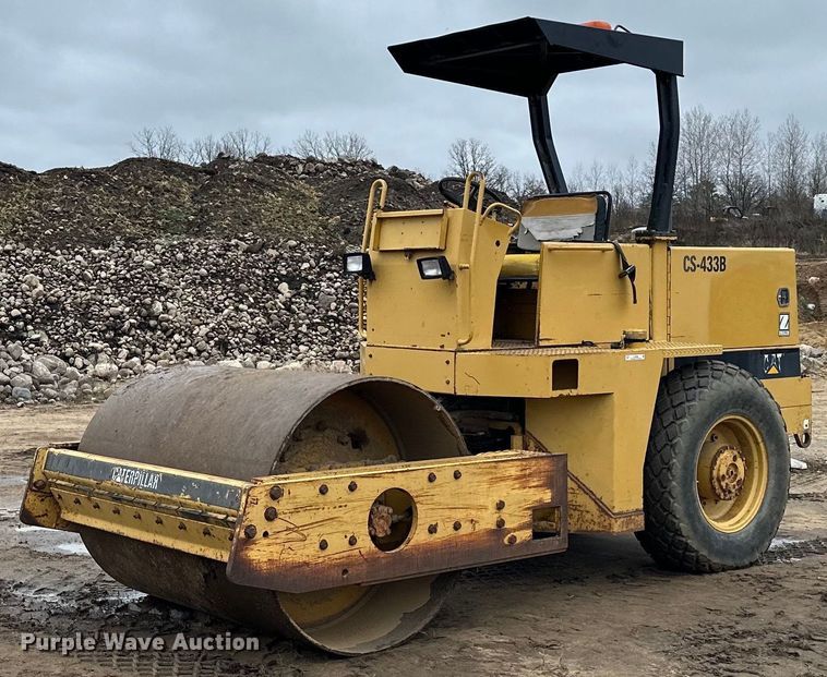 image for item LO9309 1993 Caterpillar CS433B  single drum vibratory roller