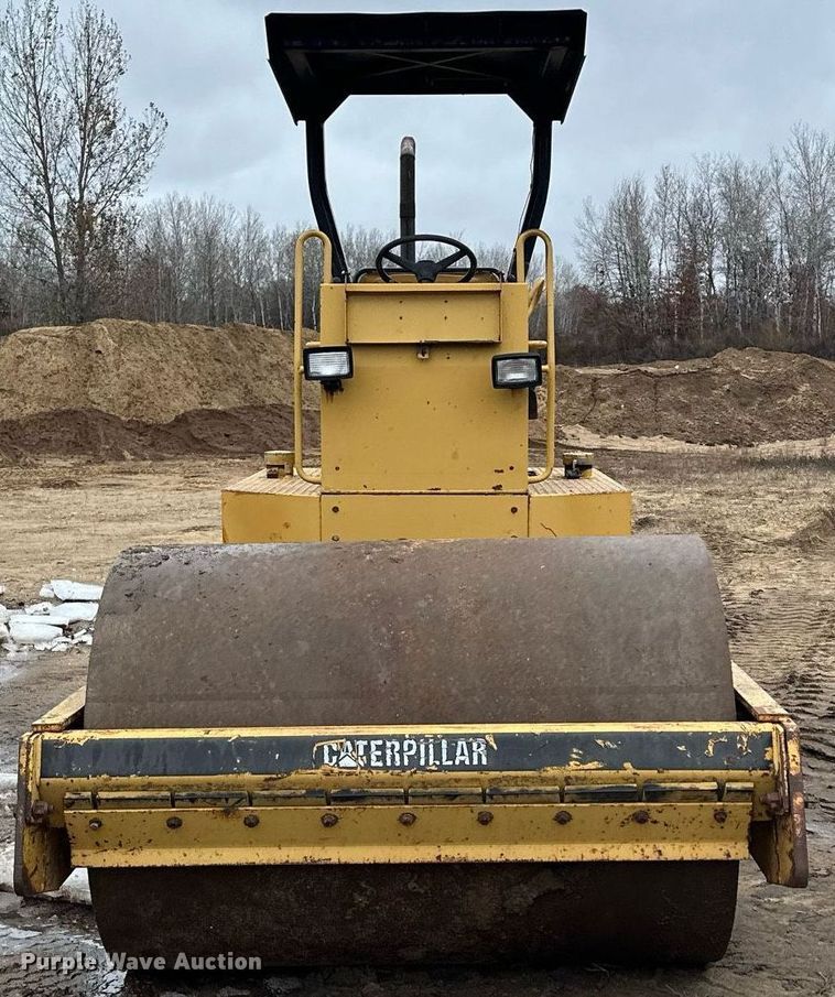 image for item LO9309 1993 Caterpillar CS433B  single drum vibratory roller