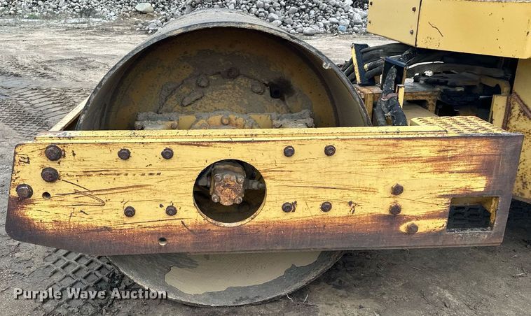 image for item LO9309 1993 Caterpillar CS433B  single drum vibratory roller