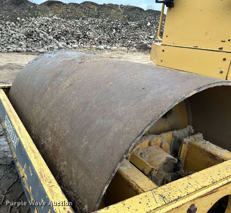 image for item LO9309 1993 Caterpillar CS433B  single drum vibratory roller