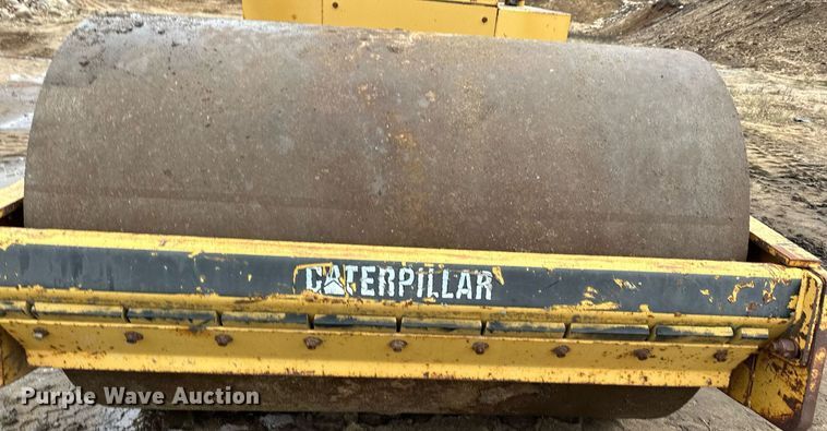 image for item LO9309 1993 Caterpillar CS433B  single drum vibratory roller