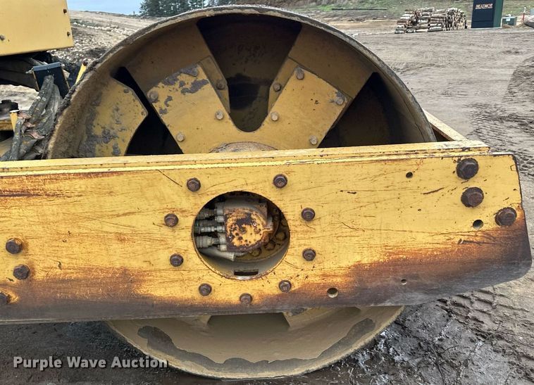 image for item LO9309 1993 Caterpillar CS433B  single drum vibratory roller