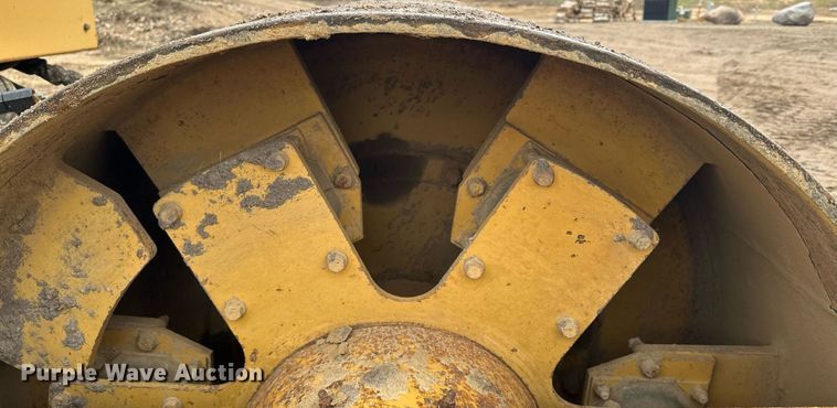 image for item LO9309 1993 Caterpillar CS433B  single drum vibratory roller