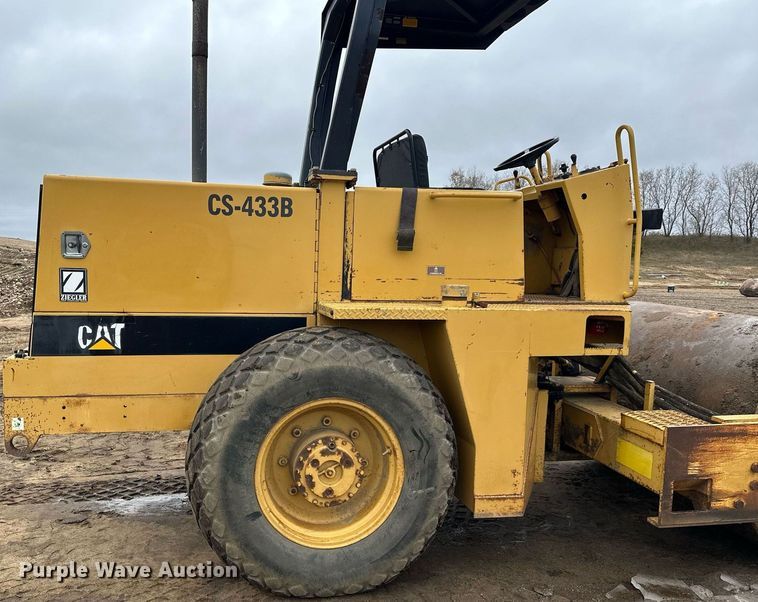 image for item LO9309 1993 Caterpillar CS433B  single drum vibratory roller