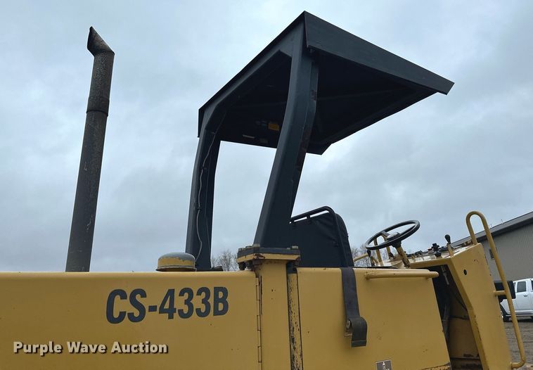 image for item LO9309 1993 Caterpillar CS433B  single drum vibratory roller