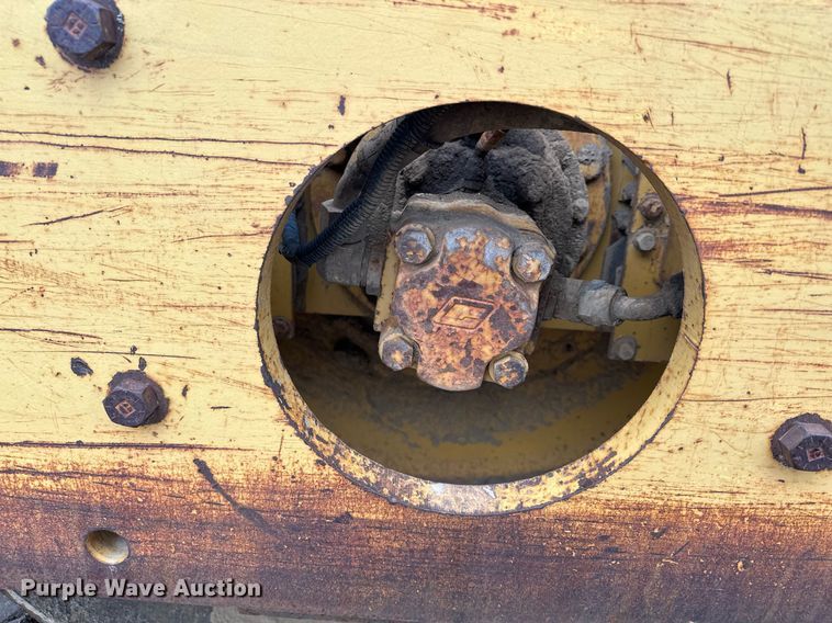 image for item LO9309 1993 Caterpillar CS433B  single drum vibratory roller