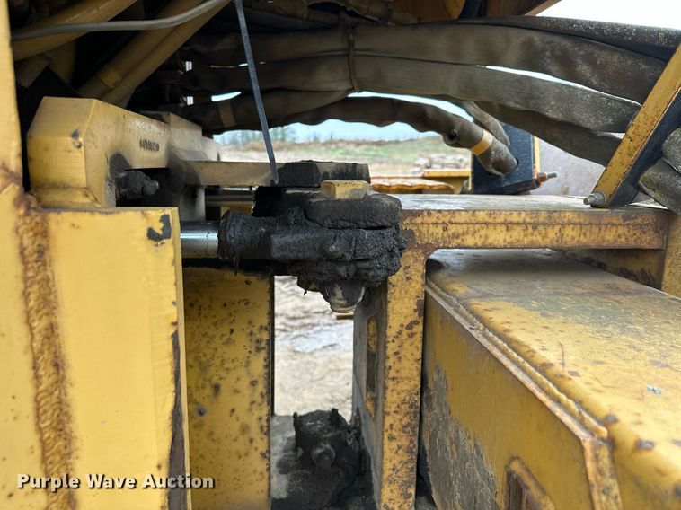 image for item LO9309 1993 Caterpillar CS433B  single drum vibratory roller