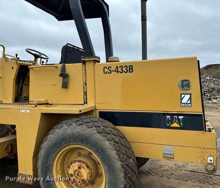 image for item LO9309 1993 Caterpillar CS433B  single drum vibratory roller