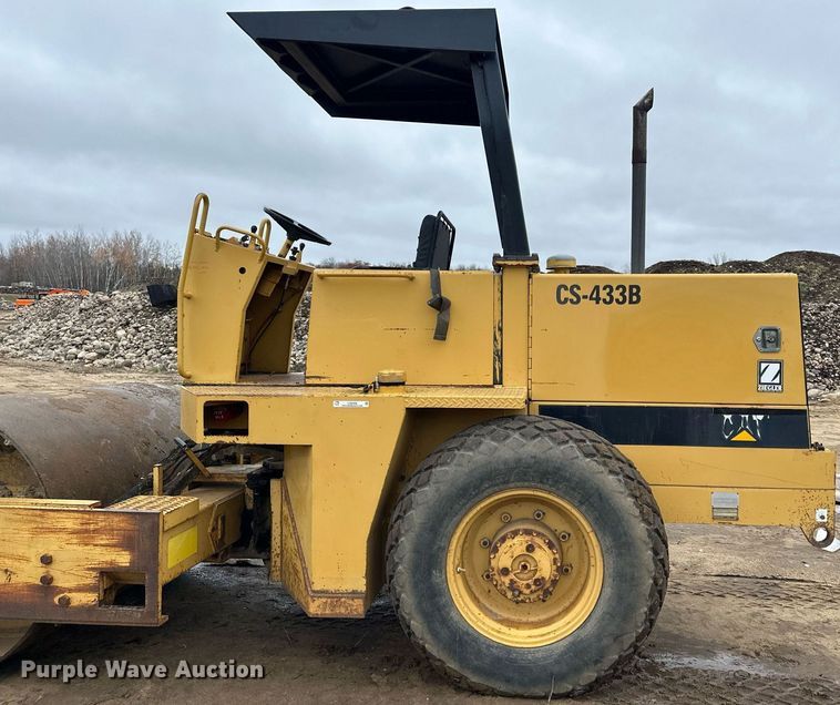 image for item LO9309 1993 Caterpillar CS433B  single drum vibratory roller