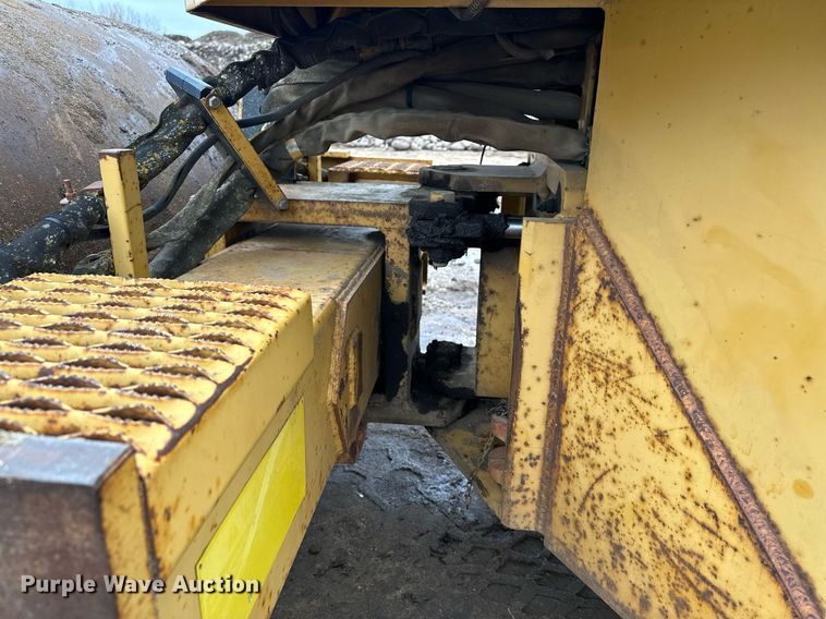 image for item LO9309 1993 Caterpillar CS433B  single drum vibratory roller