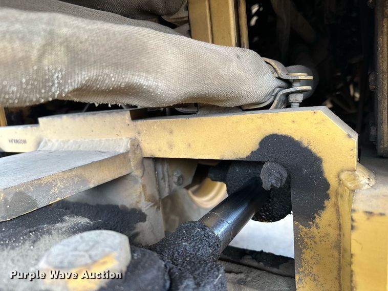 image for item LO9309 1993 Caterpillar CS433B  single drum vibratory roller