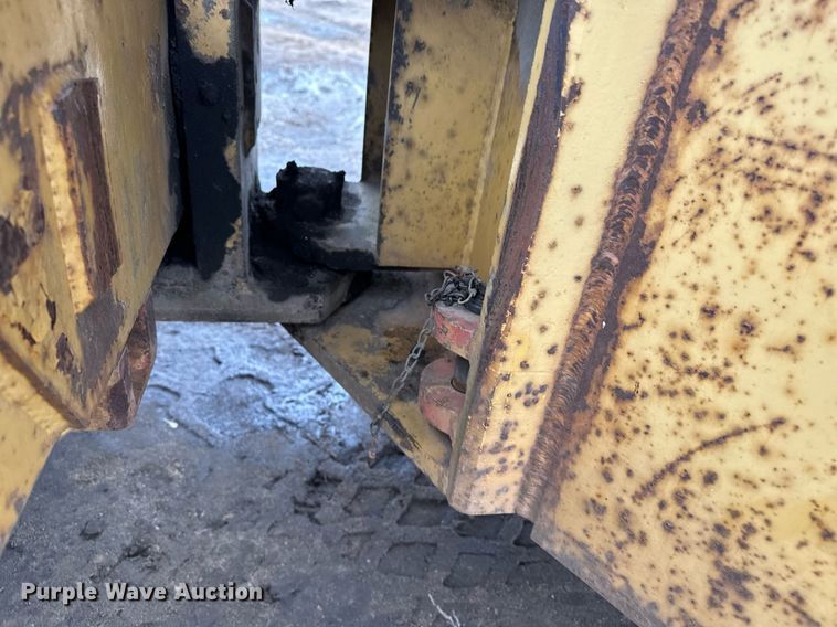 image for item LO9309 1993 Caterpillar CS433B  single drum vibratory roller