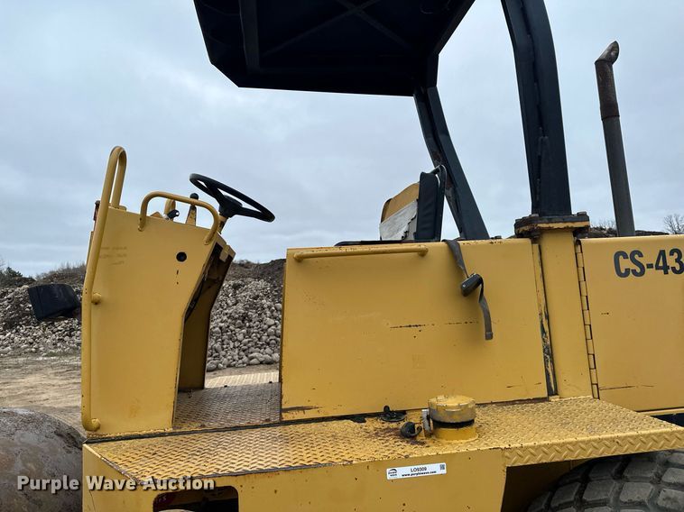 image for item LO9309 1993 Caterpillar CS433B  single drum vibratory roller