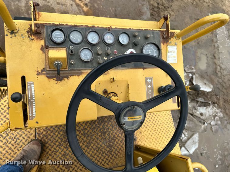 image for item LO9309 1993 Caterpillar CS433B  single drum vibratory roller