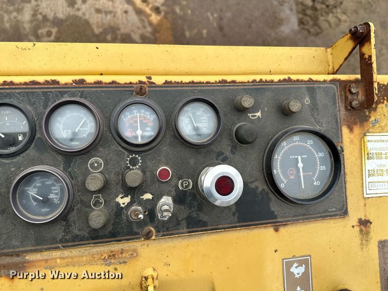 image for item LO9309 1993 Caterpillar CS433B  single drum vibratory roller