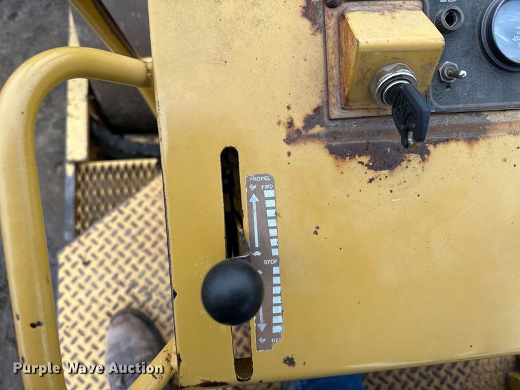 image for item LO9309 1993 Caterpillar CS433B  single drum vibratory roller