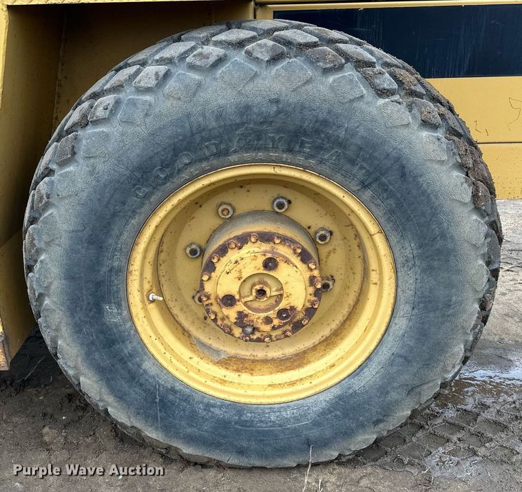 image for item LO9309 1993 Caterpillar CS433B  single drum vibratory roller