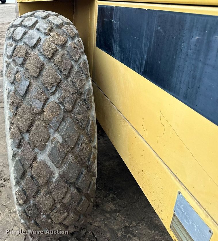 image for item LO9309 1993 Caterpillar CS433B  single drum vibratory roller