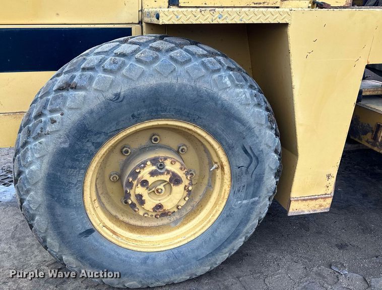 image for item LO9309 1993 Caterpillar CS433B  single drum vibratory roller