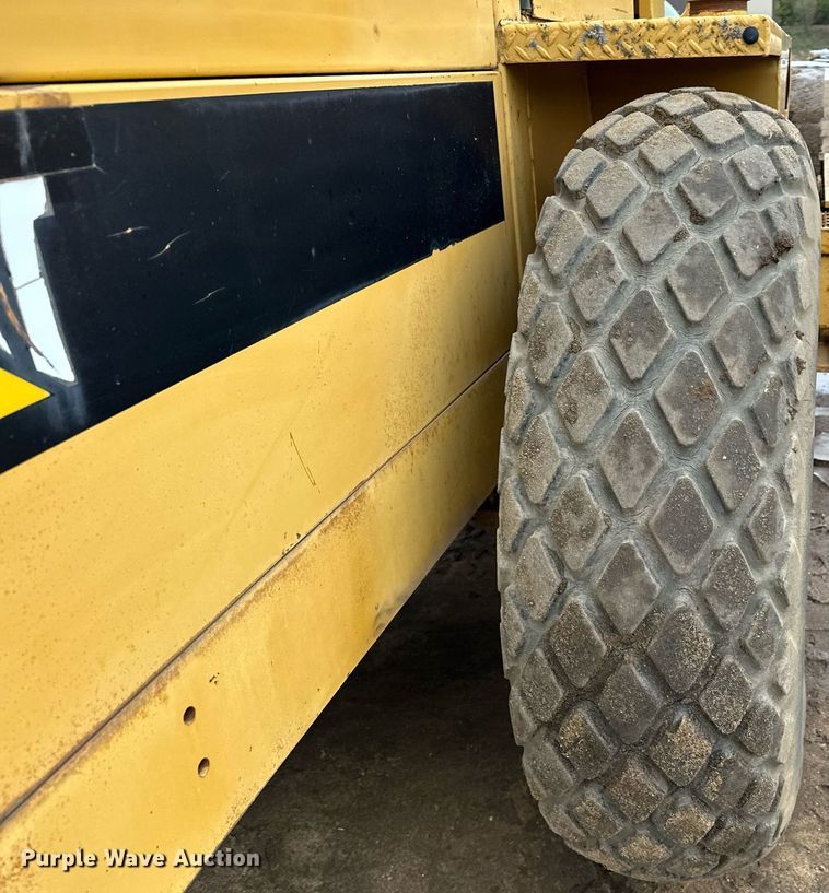 image for item LO9309 1993 Caterpillar CS433B  single drum vibratory roller