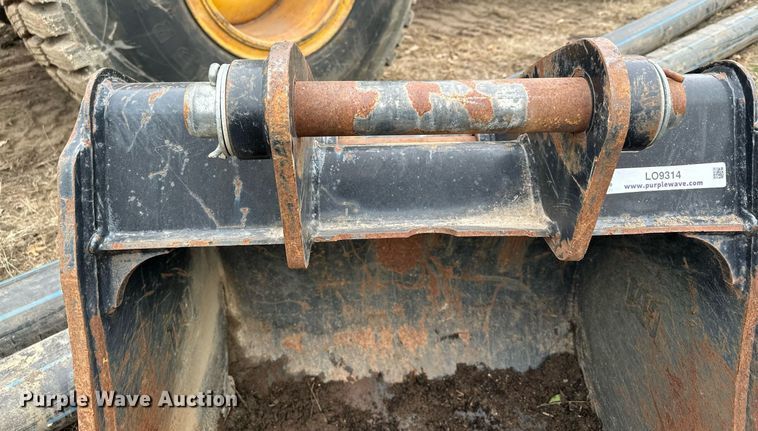 image for item LO9314 Caterpillar  29" W excavator bucket