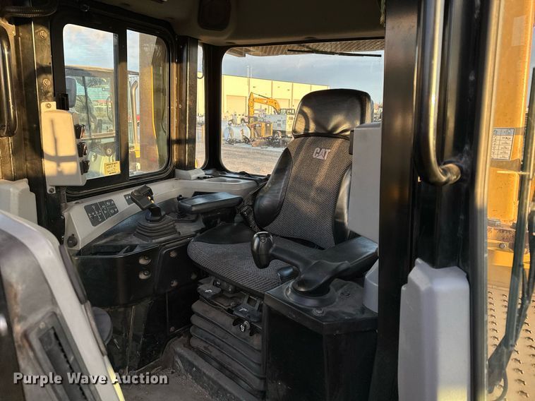 image for item LO9335 2018 Caterpillar D6T LGP  dozer