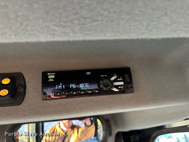 image for item LO9335 2018 Caterpillar D6T LGP  dozer