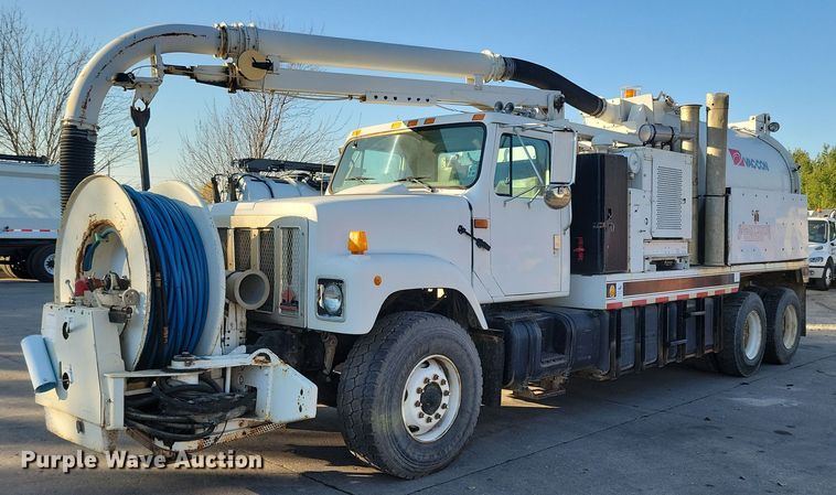 image for item LO9974 2000 International 2554  sewer jetter truck