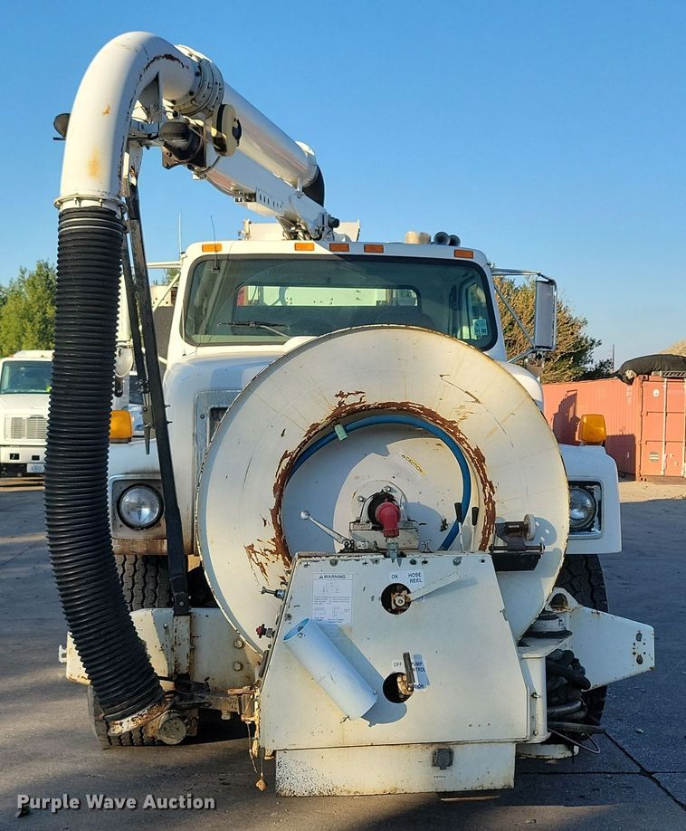 image for item LO9974 2000 International 2554  sewer jetter truck