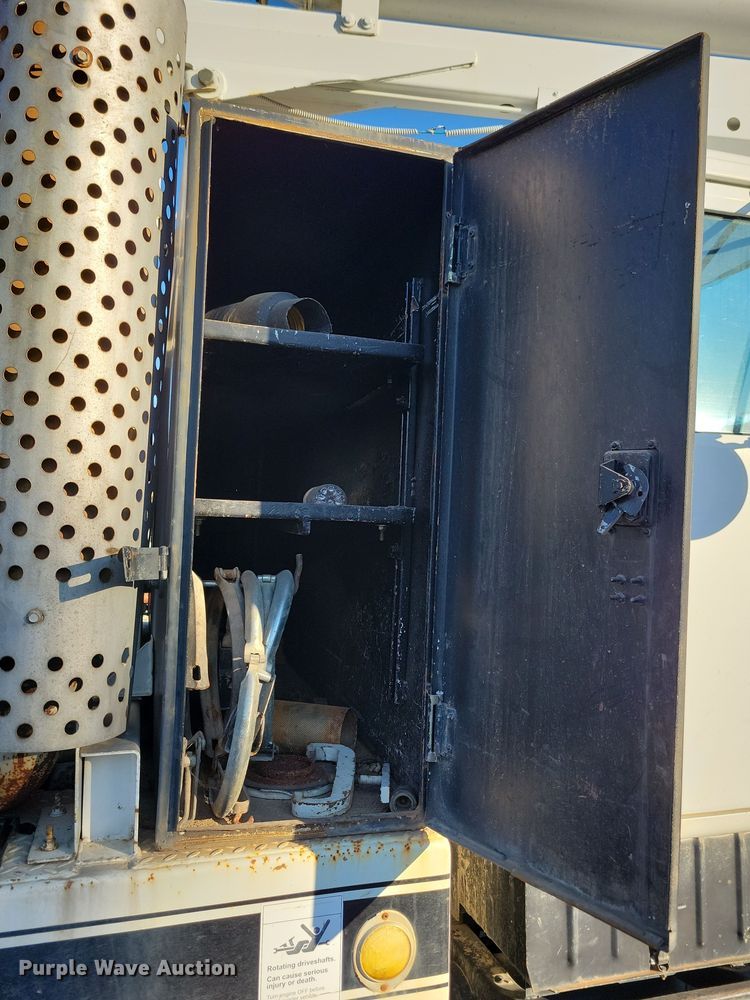 image for item LO9974 2000 International 2554  sewer jetter truck