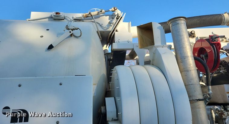 image for item LO9974 2000 International 2554  sewer jetter truck