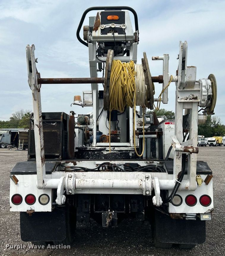image for item LV9051 2000 GMC C7500  bucket truck
