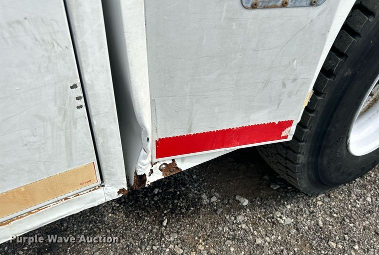 image for item LV9051 2000 GMC C7500  bucket truck