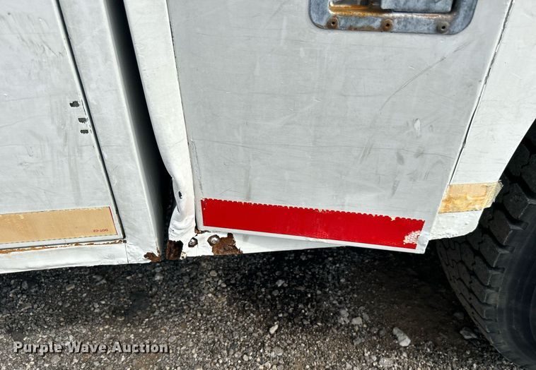 image for item LV9051 2000 GMC C7500  bucket truck