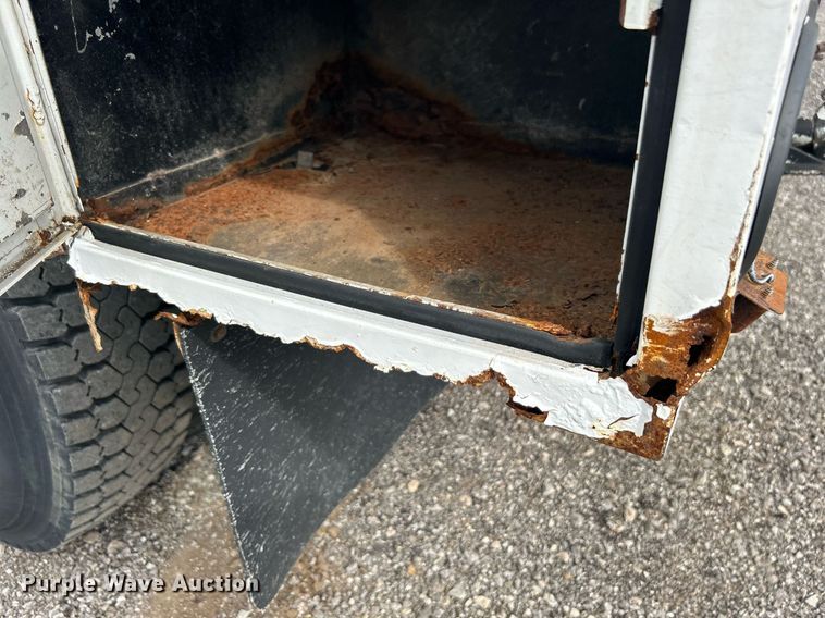 image for item LV9051 2000 GMC C7500  bucket truck