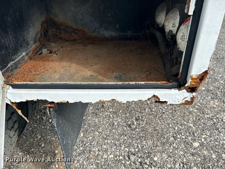 image for item LV9051 2000 GMC C7500  bucket truck