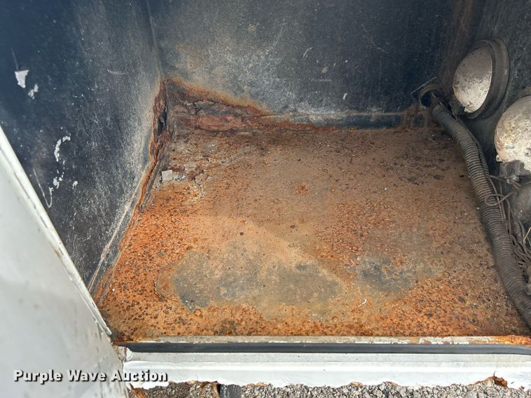 image for item LV9051 2000 GMC C7500  bucket truck