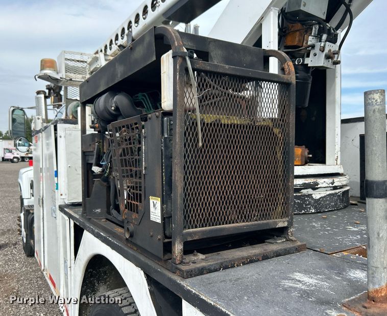 image for item LV9051 2000 GMC C7500  bucket truck