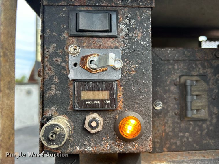 image for item LV9051 2000 GMC C7500  bucket truck