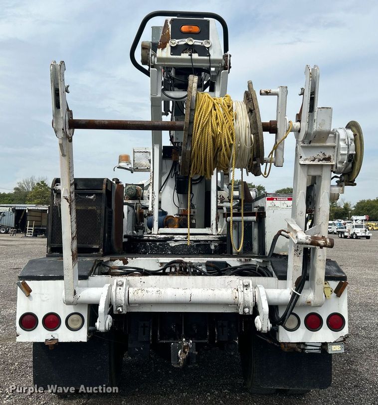 image for item LV9051 2000 GMC C7500  bucket truck