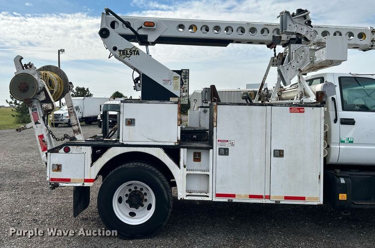 image for item LV9051 2000 GMC C7500  bucket truck