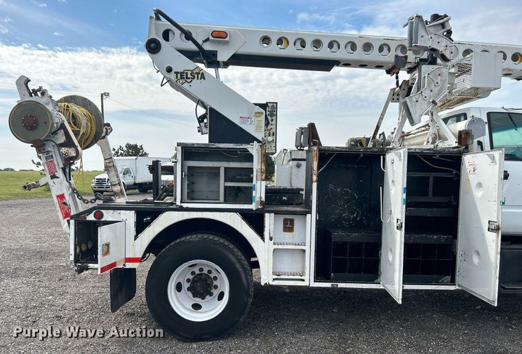 image for item LV9051 2000 GMC C7500  bucket truck