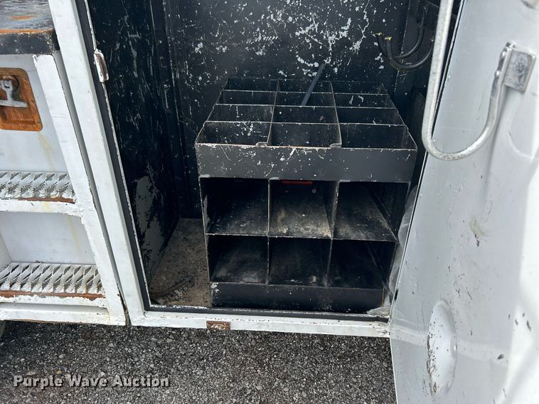 image for item LV9051 2000 GMC C7500  bucket truck