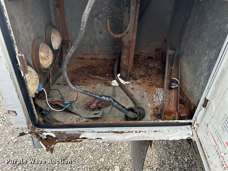 image for item LV9051 2000 GMC C7500  bucket truck