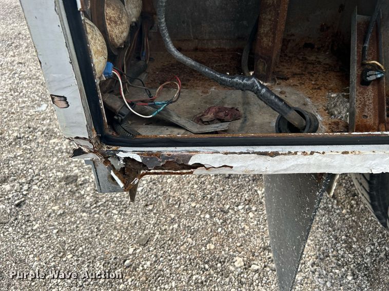 image for item LV9051 2000 GMC C7500  bucket truck