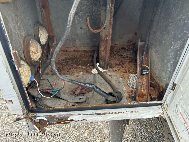 image for item LV9051 2000 GMC C7500  bucket truck