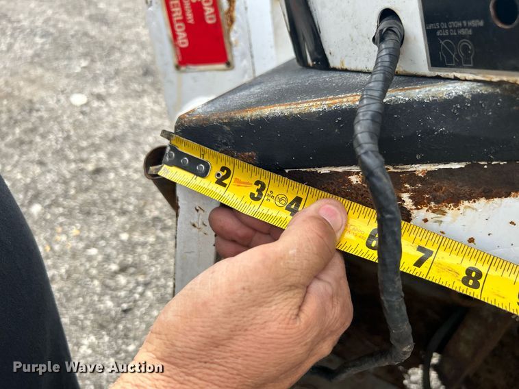 image for item LV9051 2000 GMC C7500  bucket truck