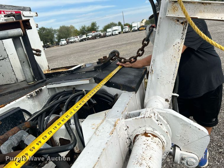 image for item LV9051 2000 GMC C7500  bucket truck