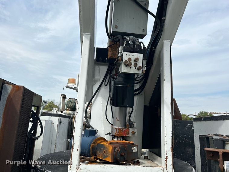 image for item LV9051 2000 GMC C7500  bucket truck