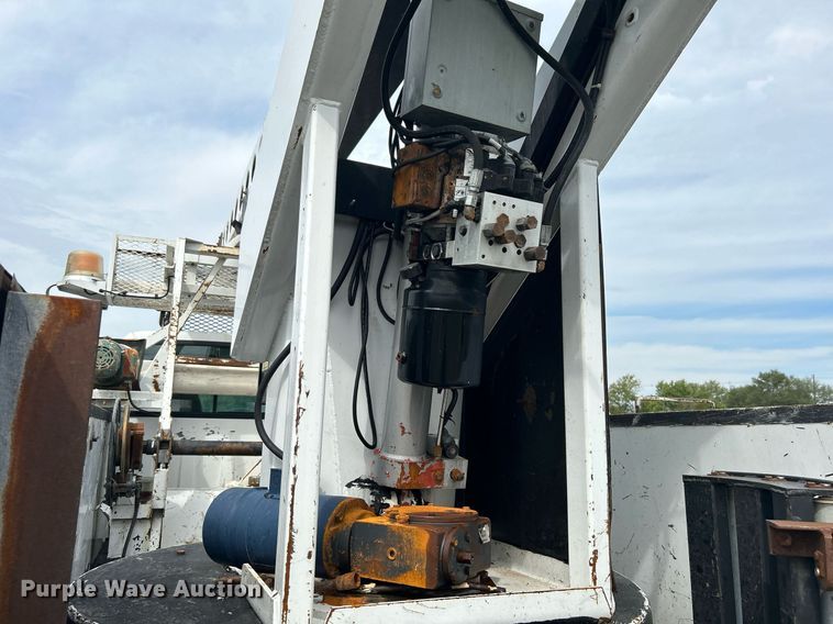 image for item LV9051 2000 GMC C7500  bucket truck